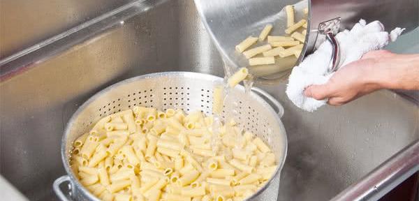 Catat, Ini 3 Alasan Kita Dilarang Tiriskan Rebusan Pasta di Wastafel!