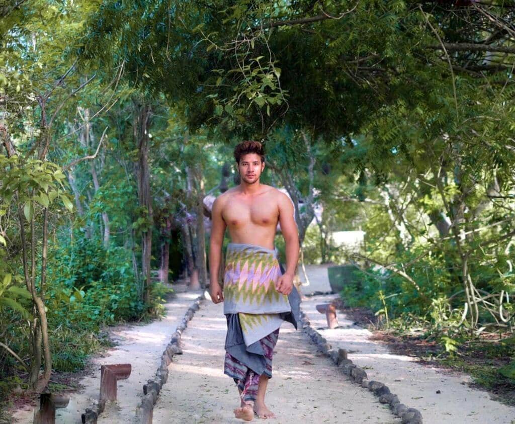 10 Pose Seleb Indonesia Saat Pamer Dada Bidang, Bikin Cewek Meleleh
