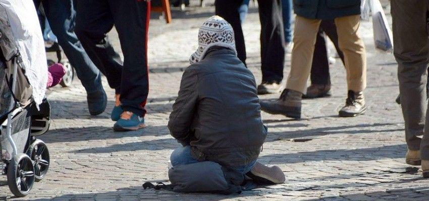 Ayah & Anak Ini Paksa 7 Orang Gangguan Mental Untuk Mengemis