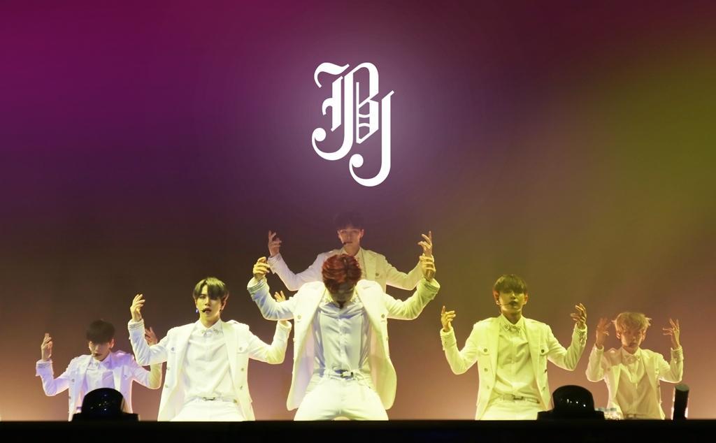 Seru & Haru, 16 Potret Konser Boyband JBJ di Jakarta yang Tak Terlupakan