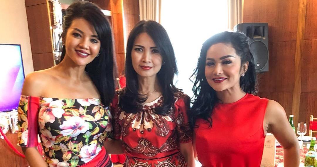 10 Penampilan Glamor Krisdayanti Saat Arisan, Cetar Abis!