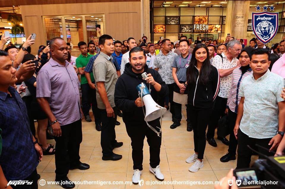 Enak Banget, Putra Mahkota Johor Traktir Pengunjung Mall
