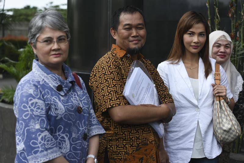 Nadia Mulya membela ayahnya, Budi Mulya yang ditetapkan sebagai tersangka kasus korupsi Bank Century (ANTARA FOTO/Hafidz Mubarak A.)