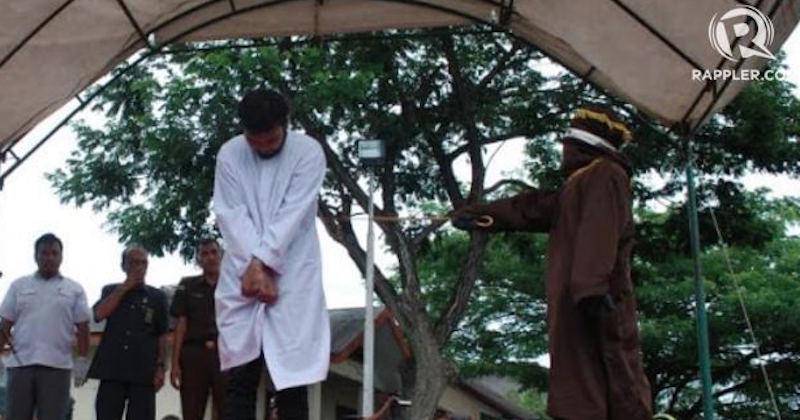 HUKUM CAMBUK. Seorang warga menjalani hukum cambuk di Masjid Lamgugob, Kecamatan Siang Kuala Banda Aceh, Selasa, 23 Mei 2017. Foto oleh Adi Warsidi/Rappler