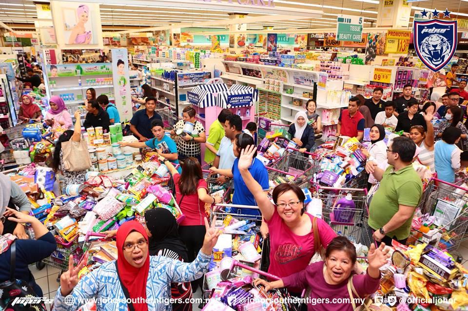 Pangeran Malaysia Ini Traktir Rakyatnya Belanja hingga Rp 3,5 miliar