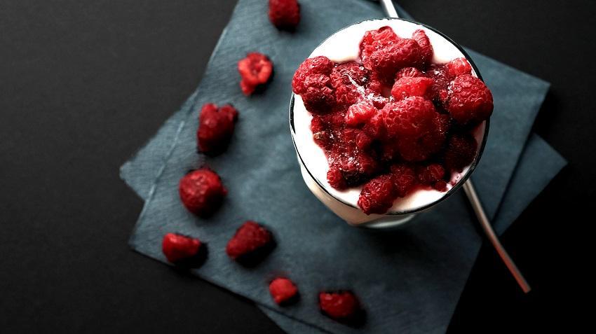 Cuma Butuh 4 Bahan, Strawberry Frozen Yogurt Segar Ini Mudah Dibuat!