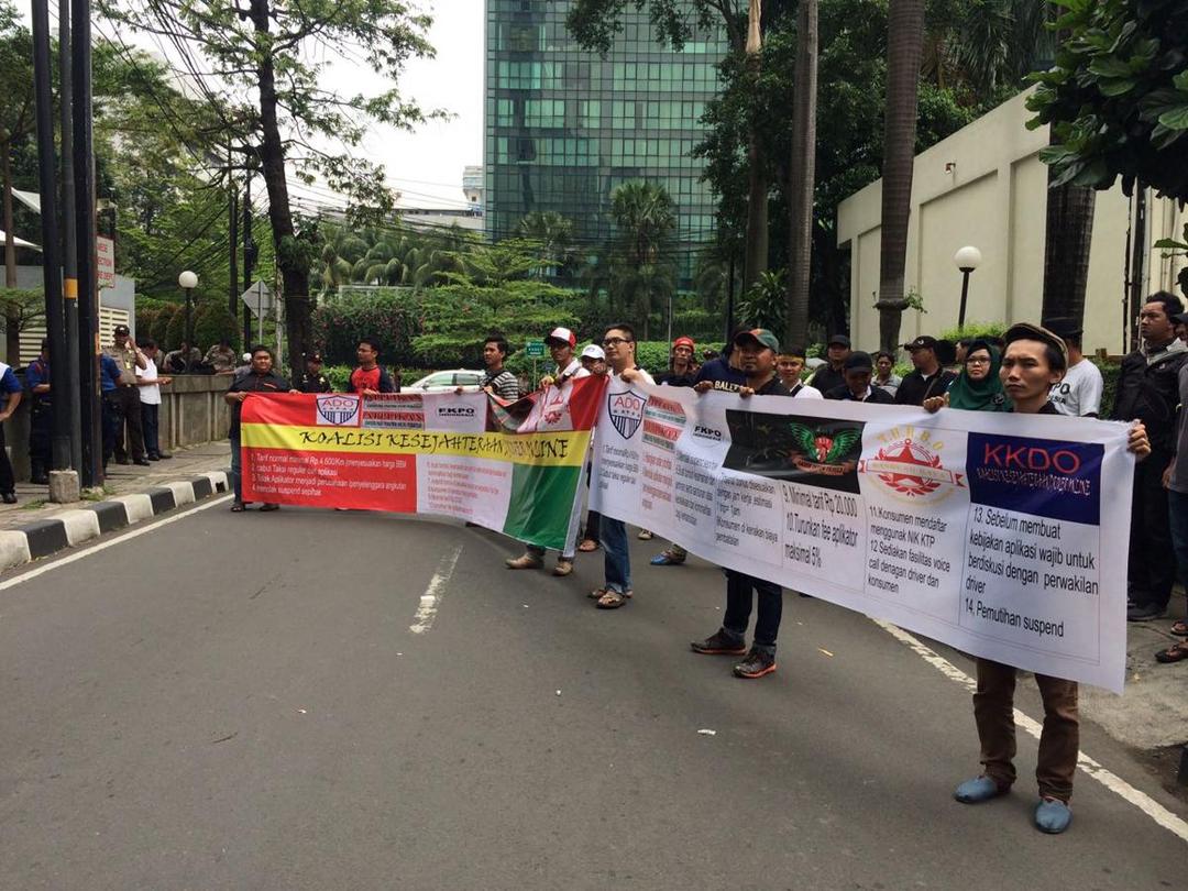 Gagal Temui Bos Grab, Driver Ojek dan Taksi Online Sambangi Kantor Gojek