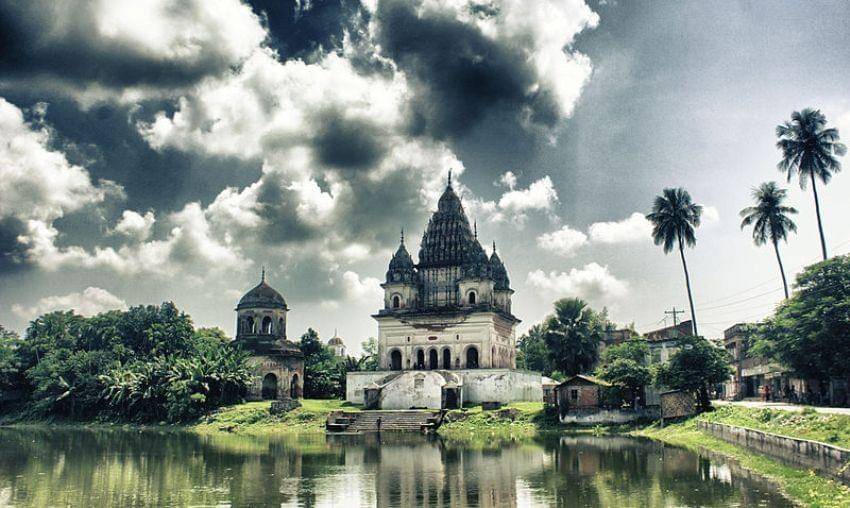 Kuil Dewa Siwa, Puthia, Rajshahi. Wikimedia.org