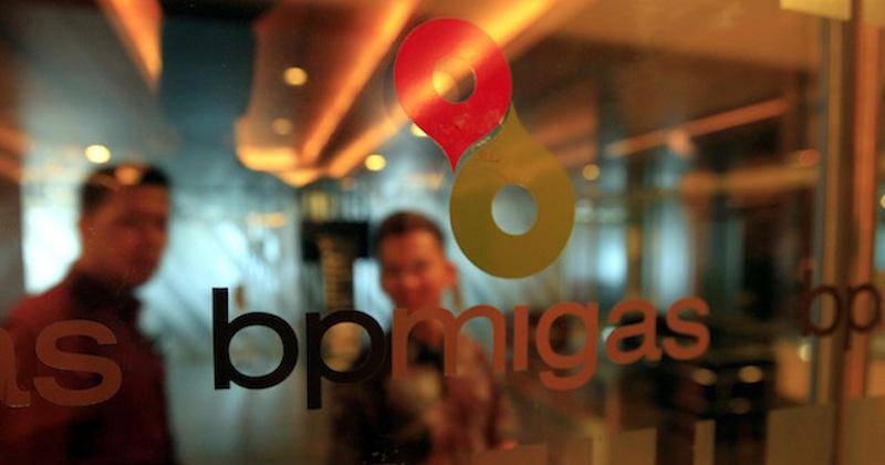 Dua orang pegawai berjalan di belakang pintu Kantor BP Migas (sekarang SKK Migas) di Jakarta. Foto dokumentasi Rappler
