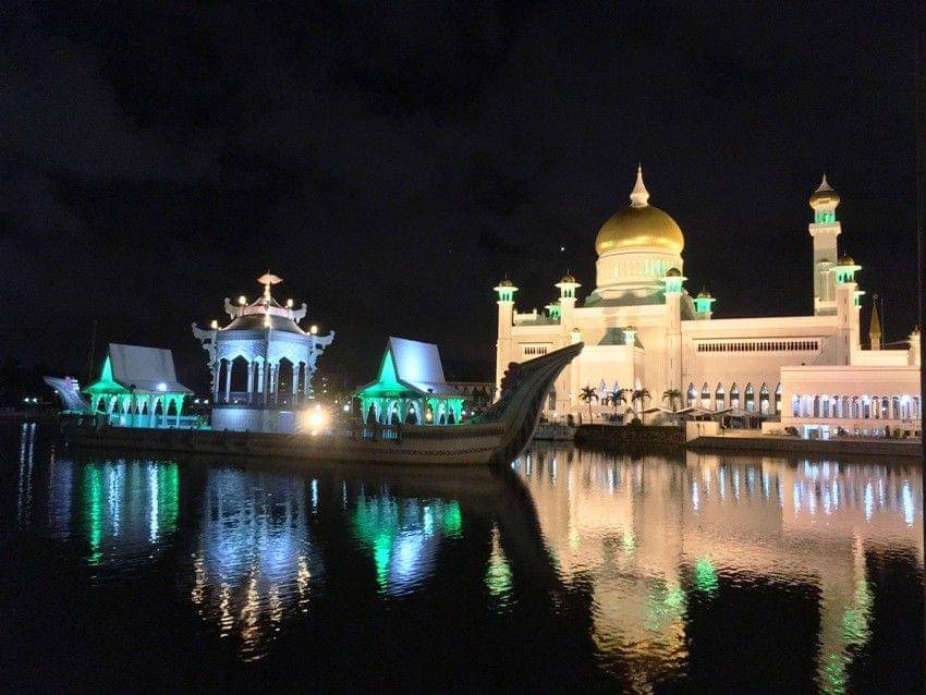 Masjid Sultan Omar Ali Saifuddin. Wikimedia.org