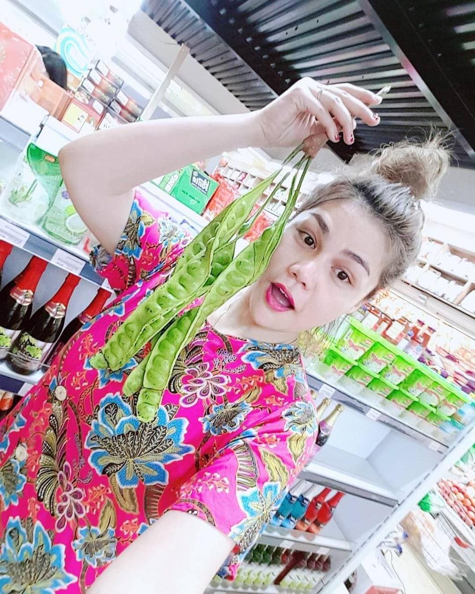 Lahap, Ini 5 Gaya Makan DJ Butterfly yang Doyan Banget Sayur Mentah