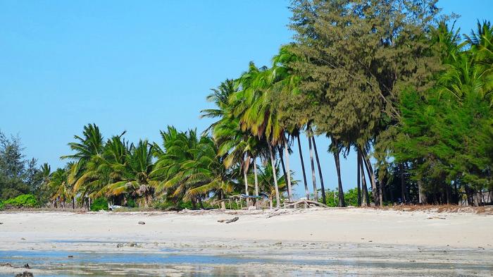 Penyuka Pantai? 5 Pantai di Indonesia Ini Masih Belum Banyak Didatangi Turis