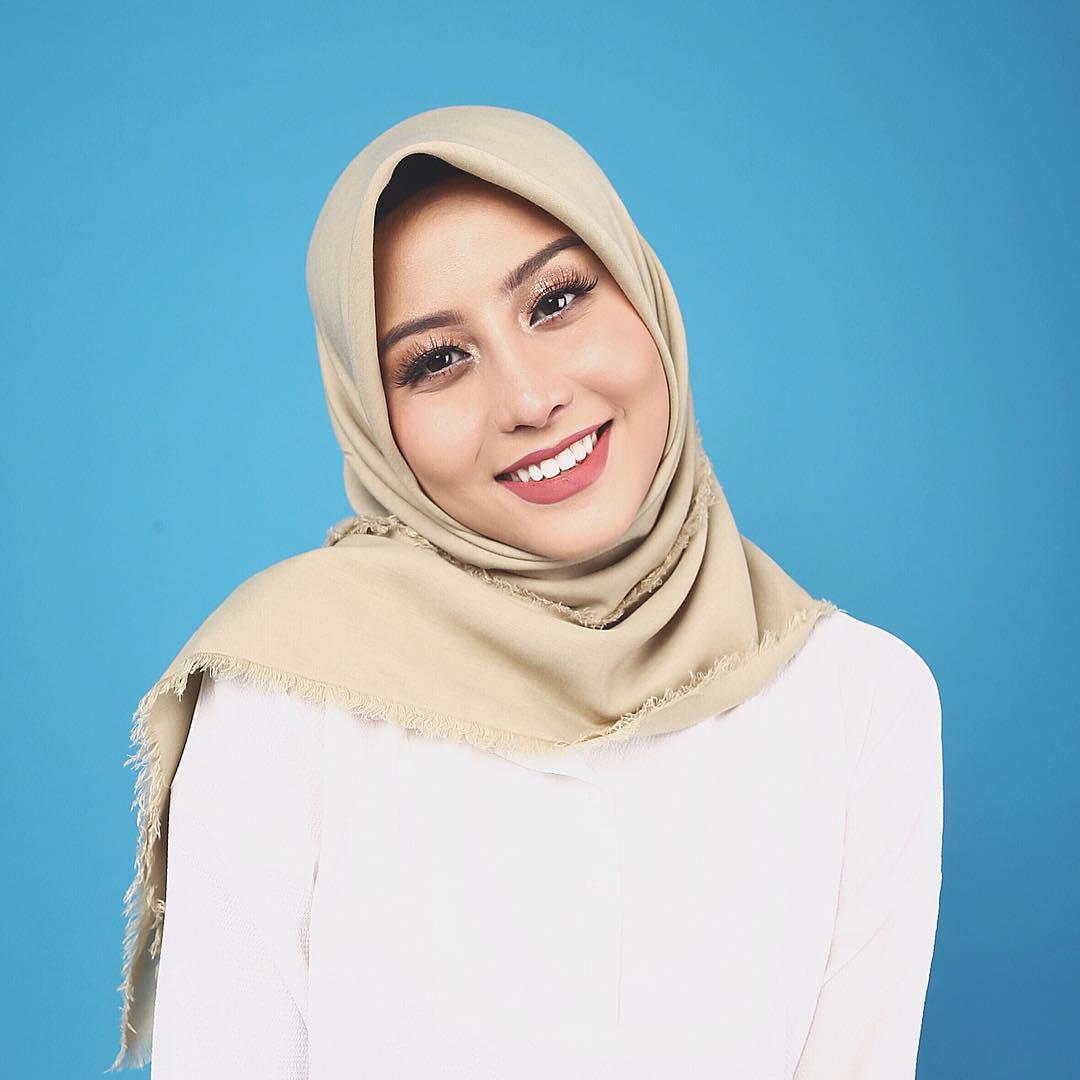 10 Foto Manis Awkarin dengan Balutan Hijab Bikin Pangling Banget!