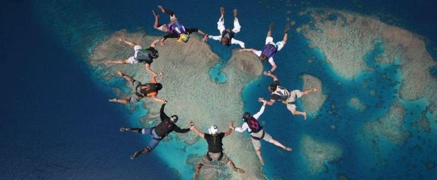 Bikin Takjub, 7 Lokasi Terjun Payung Ini Tawarkan Pemandangan Indah!