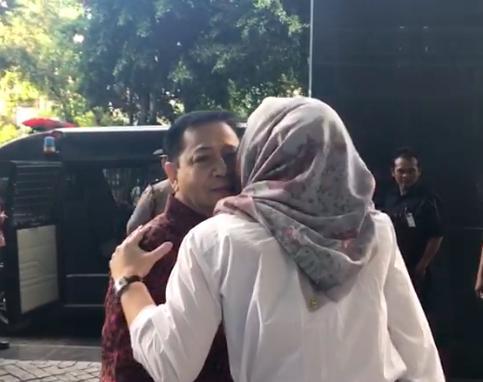Romansa Setya Novanto dan Deistri Astriani di Ruang Sidang