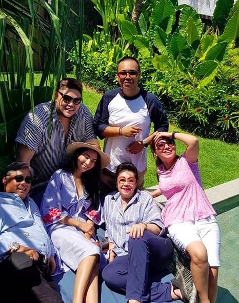 10 Potret Kedekatan Kekasih Ivan Gunawan & Keluarga, Siap Nikah Nih?
