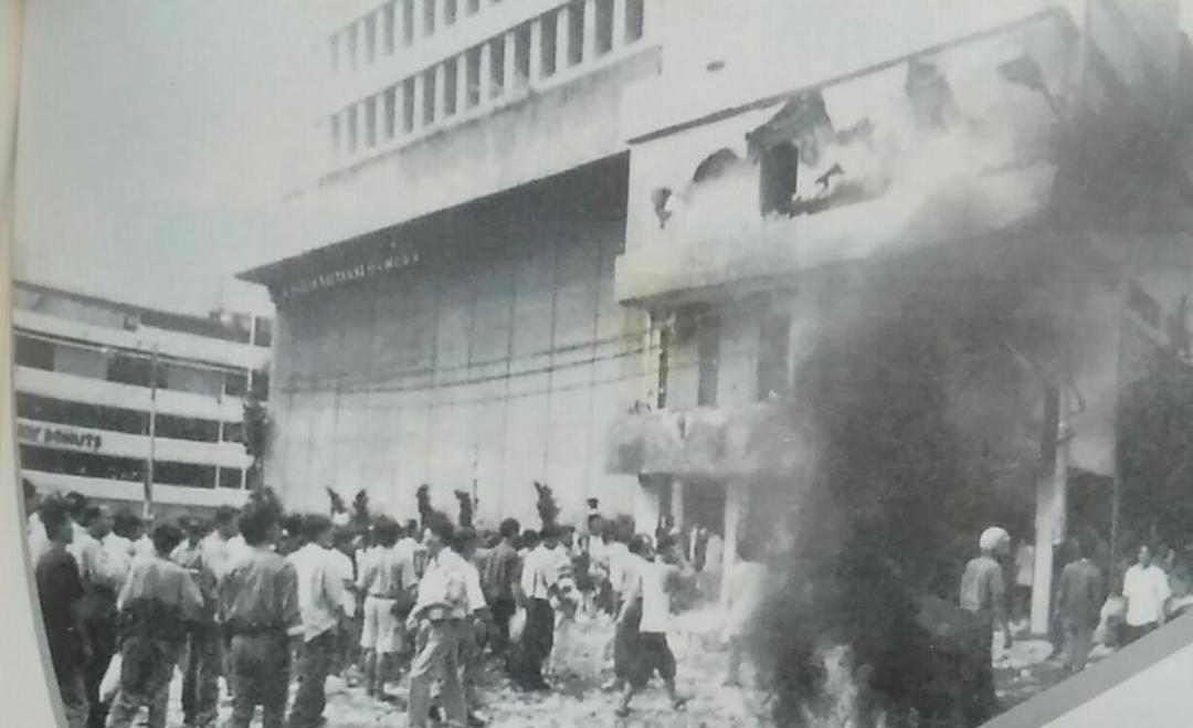Capture Buku Politik Huru Hara Mei 1998