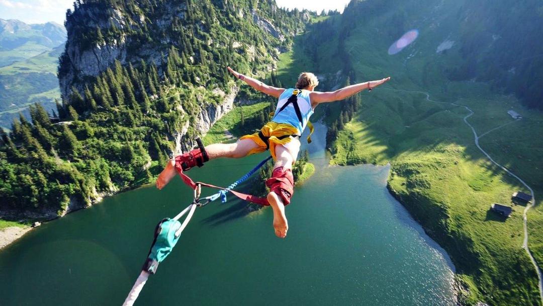 Picu Adrenalin, 5 Jenis Traveling Unik yang Patut Kamu Coba