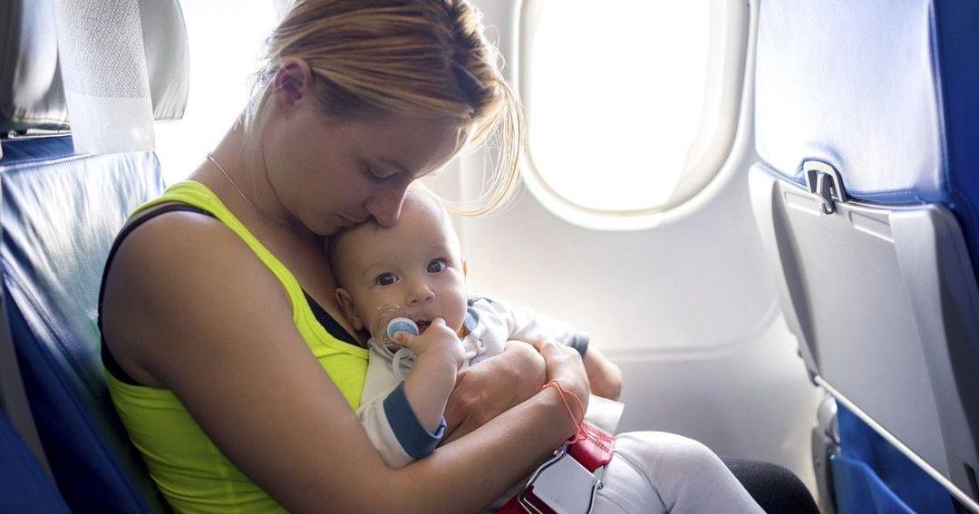 5 Tips untuk Bantu Meredakan Nyeri Telinga Pada Bayi Saat di Pesawat
