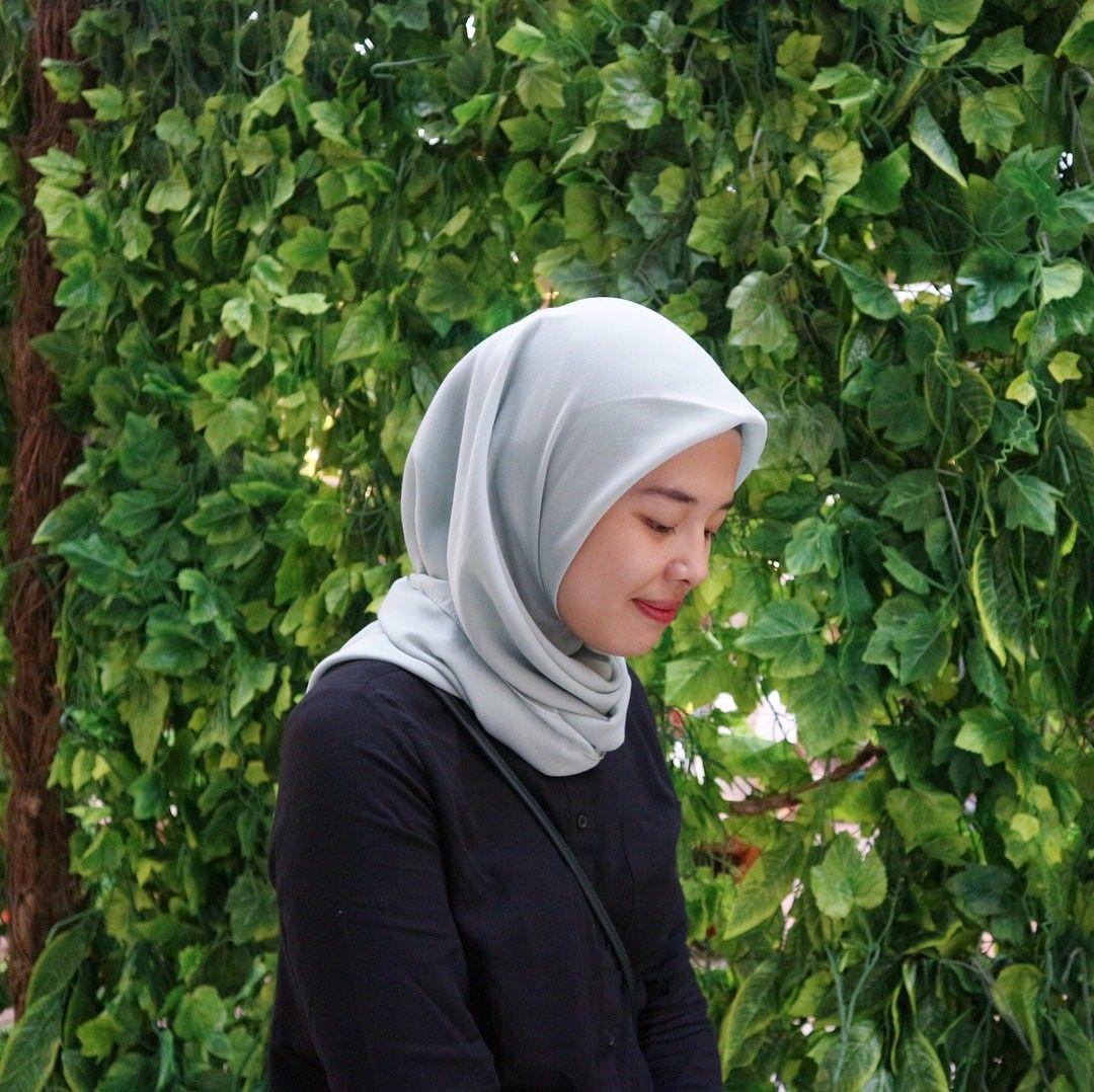 7 Outfit Hijab ala Anastasia, Adik Gita Savitri yang Gak Kalah Menawan