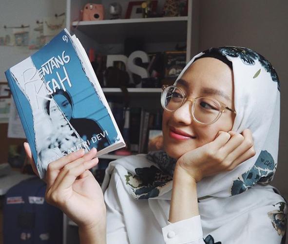 8 Inspirasi Hijab OOTD ala Gita Savitri yang Simpel tapi Kekinian!