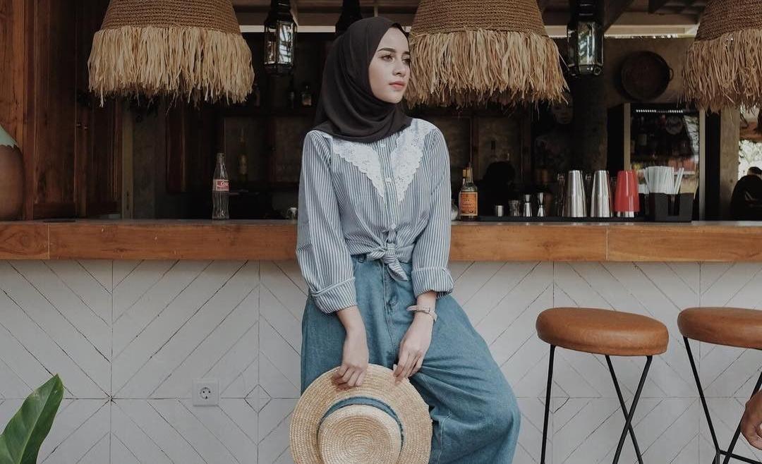 10 Referensi Paduan Celana Longgar & Hijab yang Cocok Buat Bukber