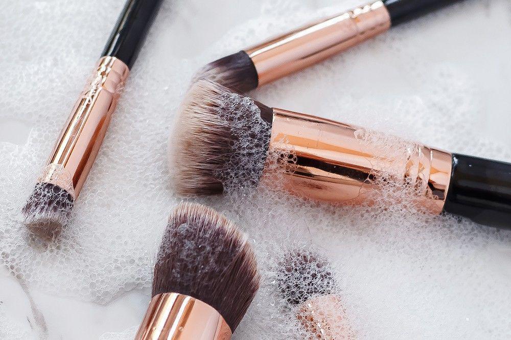 Wajib Dicoba, Ini Lho 5 Cara Terbaik Mencuci Kuas Makeup!