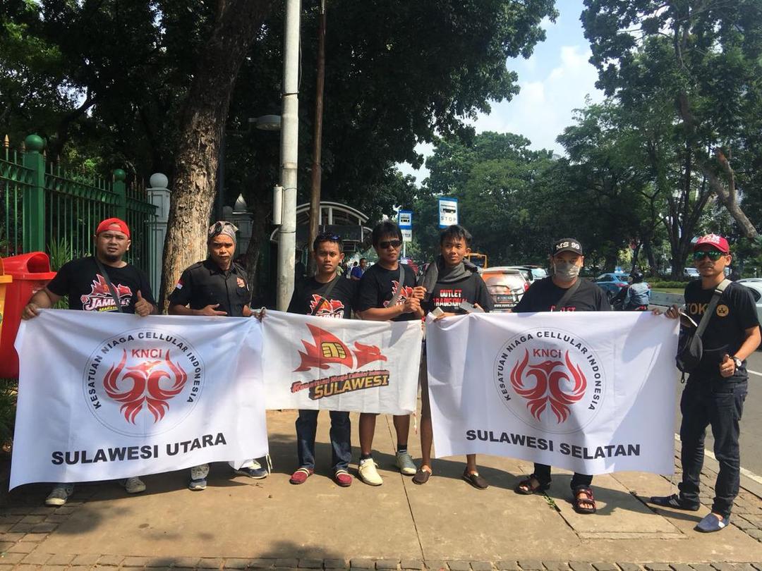 Ribuan Pedagang Sim Card Berunjuk Rasa di Istana Negara