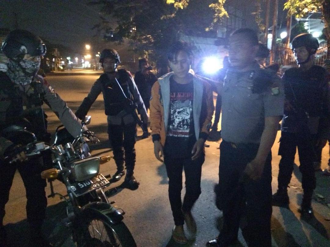 Pengendara Motor Terobos Blokade Mako Brimob, Teroris?