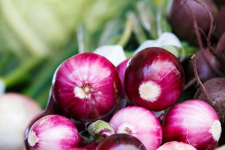 Agar Mata Gak Pedih, Ini 5 Trik Jitu Memotong Bawang Merah
