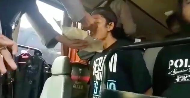 Viral Video Polisi Suapi Napi Teroris Pasca Kericuhan Mako Brimob