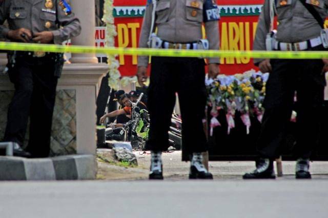  TEROR BOM SOLO. Polisi mengamankan Tempat Kejadian Perkara (TKP) saat petugas inafis melakukan identifikasi terhadap pelaku bom bunuh diri di Mapolresta solo, Jawa Tengah, Selasa, 5 Juli. Foto oleh Maulana Surya/ANTARA