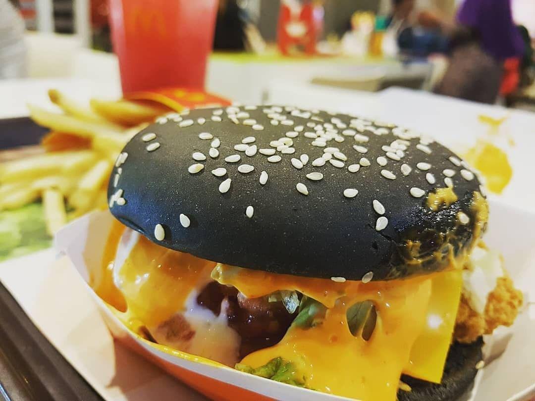Terlihat Gak Biasa, Ternyata 5 Kudapan dari Charcoal Ini Enak Banget!