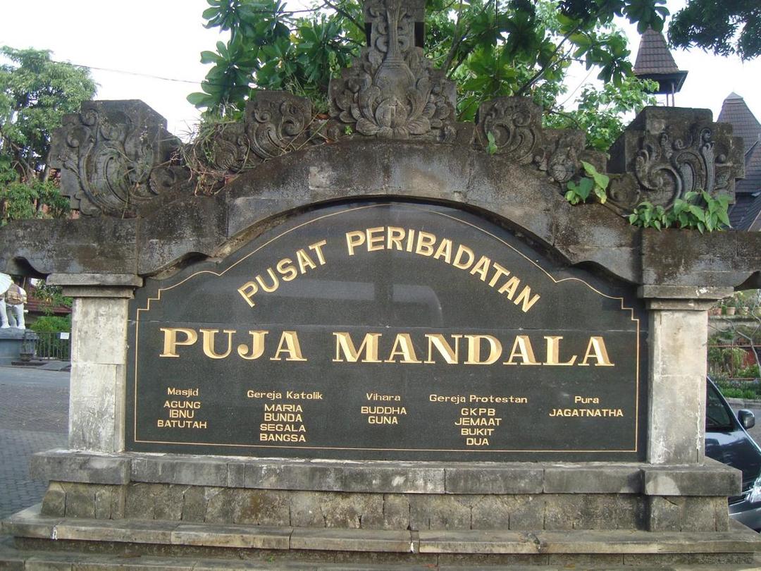 5 Lokasi Unik dengan Simbol Toleransi Umat Beragama di Indonesia