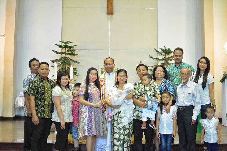 Aloysius Bayu Rendra Wardhana bersama keluarganya di gereja Santa Maria Tak Bercela. Foto dari Facebook/Aloysius Bayu Rendra Wardhana