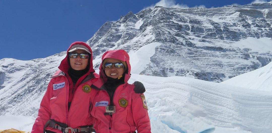 Berhasil, Deedee dan Hilda Kibarkan Merah Putih di Puncak Everest!
