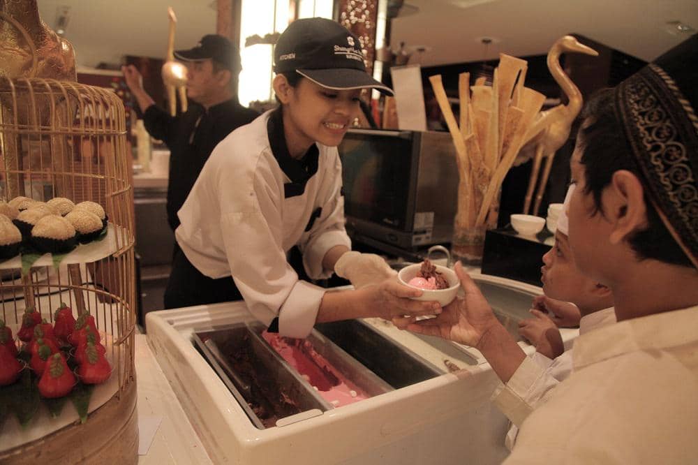 Berbagi Keceriaan, Shangri-La Undang Siswa SD Binaan Buka Bersama