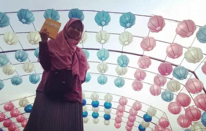 Yonea Bakla: Apoteker yang Tularkan Semangat Baca di Mana Saja