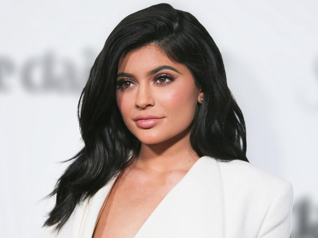 Pengin Punya Bibir ala Kylie Jenner? Pahami Dulu Fakta Treatment Filler