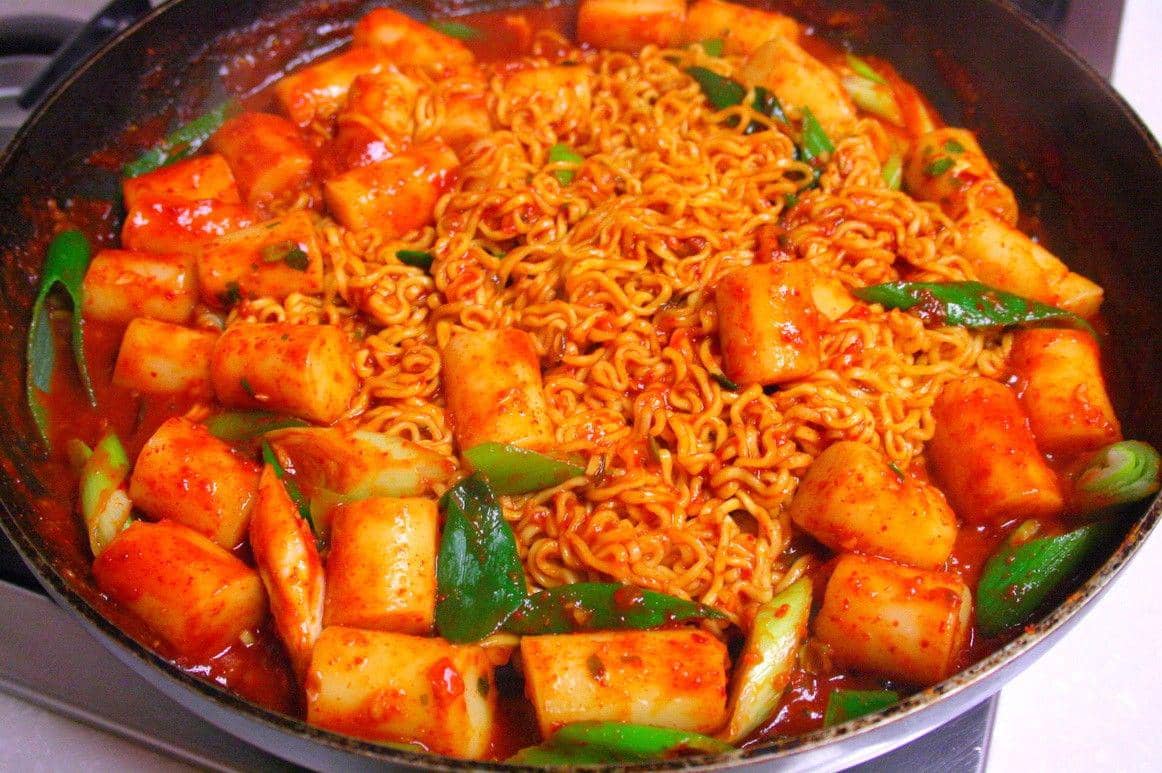 Pedasnya Membakar Lidah, Ini Resep Bikin Rapokki ala Drama Korea