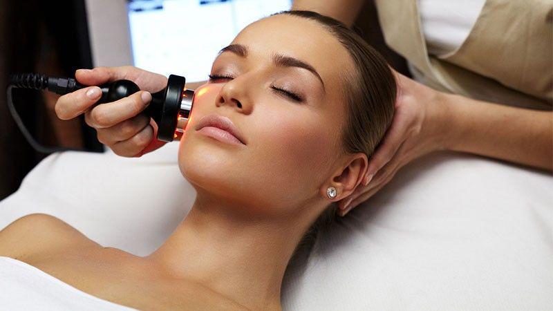 Ladies, 5 Tindakan Medis Bantu Kamu Atasi Jerawat dan Bekas-bekasnya