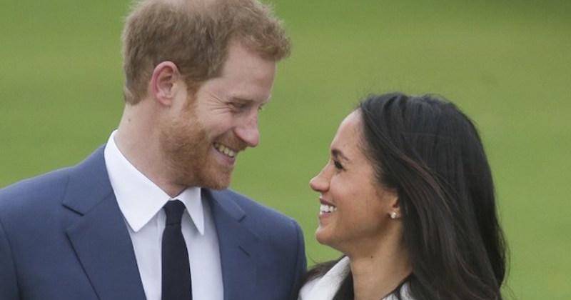 DIMABUK CINTA. Pangeran Harry dan tunangannya, aktris Meghan Markle asal AS berfoto bersama di Sunken Garden, Istana Kensington, London, Senin, 27 November usai pengumuman pertunangan mereka. Foto oleh Daniel Leal-Olivas/AFP