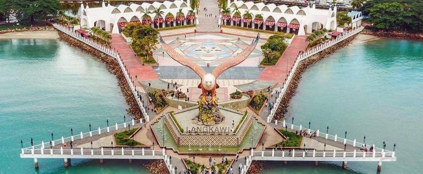 5 Aktivitas Seru di Langkawi, Mau Coba Memberi Makan Elang Liar?