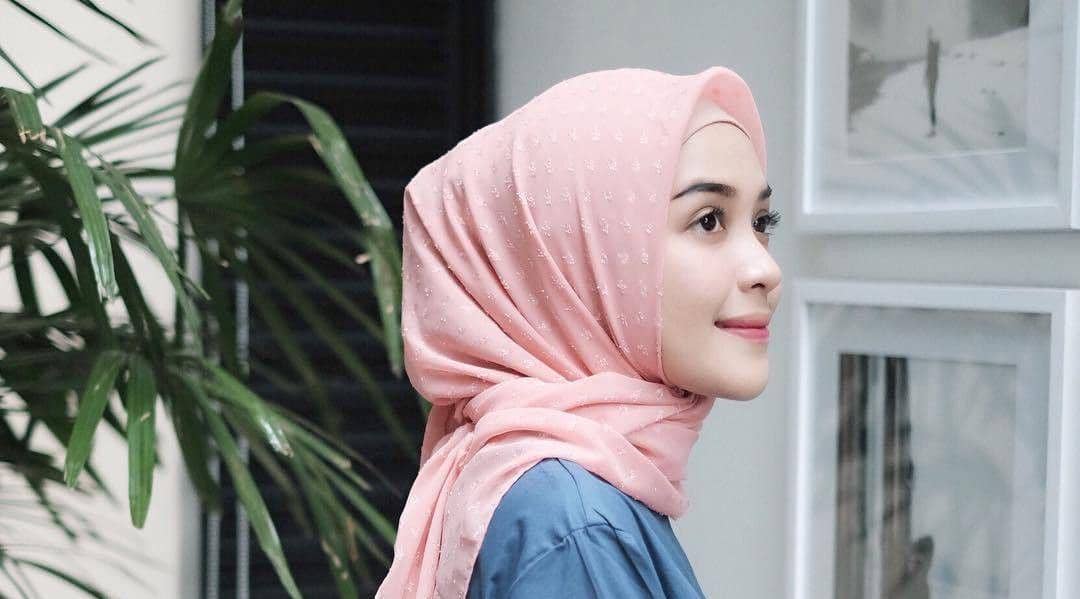 10 Gaya Hijab Pastel Selebgram Hamidah Rachmayanti, Inspirasi Kasual Buat Bukber
