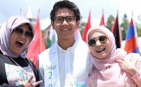 10 Momen Bahagia Sekaligus Haru Kelulusan Iqbaal dari UWC Amerika