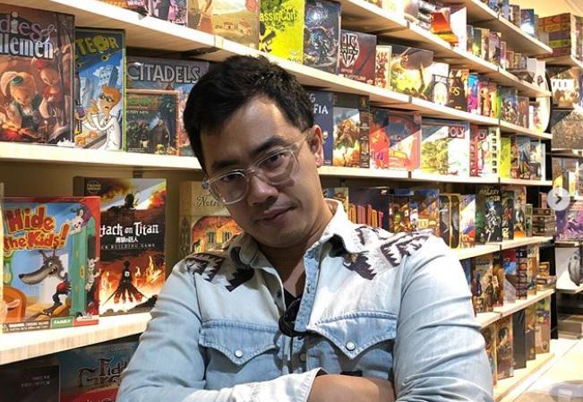 Aktor Dennis Adhiswara Sambangi Rumah Duka Korban Bom Surabaya