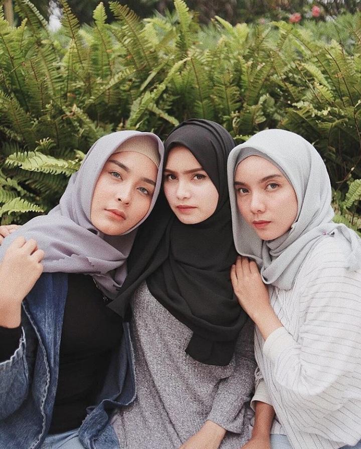 10 Potret Manis 3 Dara Berhijab Anggota Baru Awkarin A Team Management