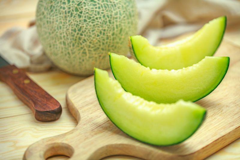 7 Buah yang Sebaiknya Kamu Beli Saat Masih Setengah Matang