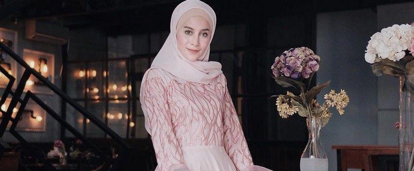 10 Outfit Hari Raya yang Membuatmu Tampil Anggun ala Aghnia Punjabi