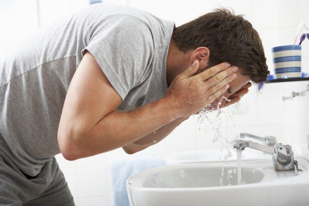 5 Alasan Krusial Mengapa Cowok Harus Rajin Cuci Muka